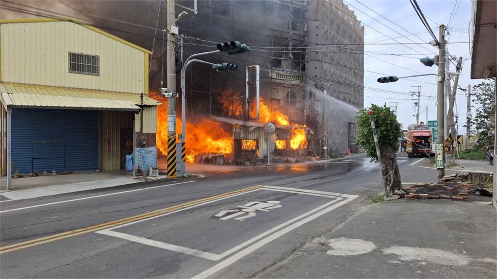 最新／驚險！彰化竹塘瓦斯行起火　烈火沖天駭人畫面曝