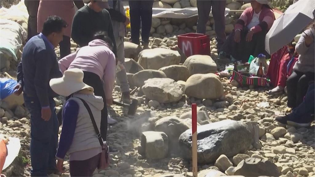 玻利維亞聖母祈福儀式　「敲碎石頭」祈求好運