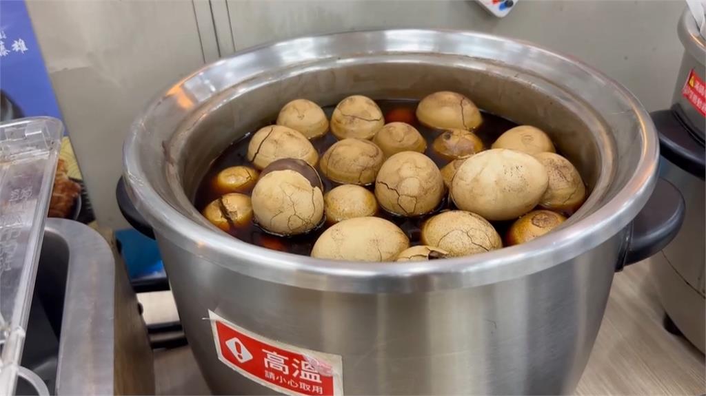 結帳疑不滿被提醒往旁移動　男子酒醉怒「丟茶葉蛋」