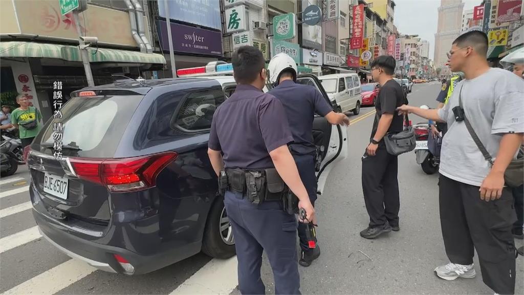 不滿當保人遭追債?男子駕車衝撞當鋪人員還拖行