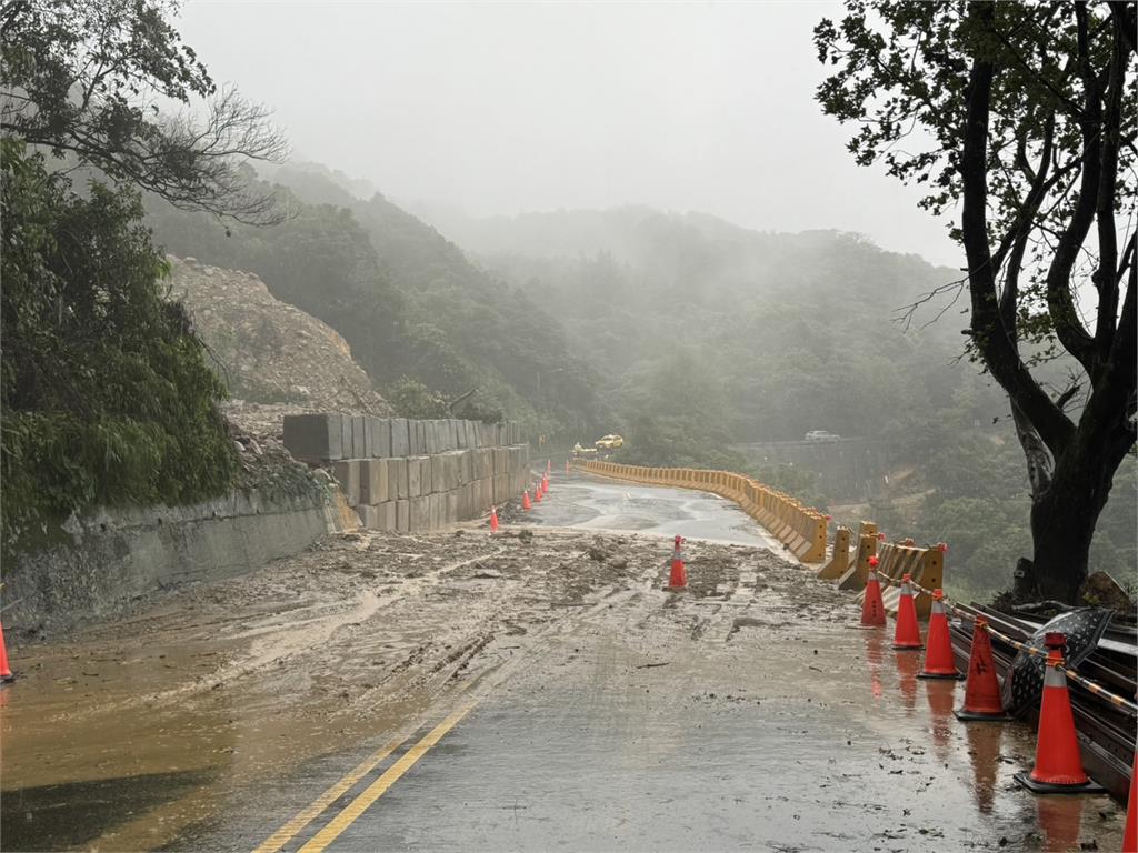 暴雨炸陽金公路土石崩 保時捷底盤太低卡泥流受困