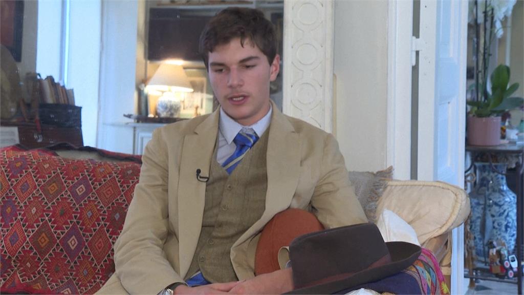 羅浮宮外「神秘男子」意外大紅 15歲偵探愛復古打扮