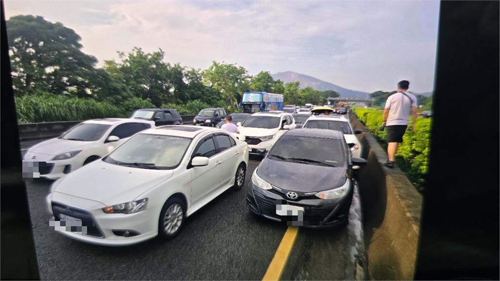 快新聞/國1泰安路段慘成「碰碰車」現場! 38車追撞釀回堵8公里、1駕駛不適送醫