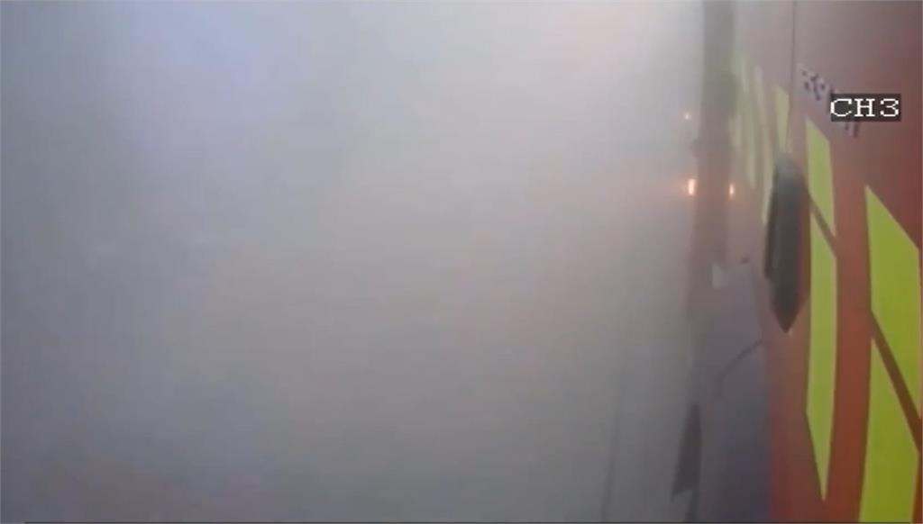 三元能源電池「爆炸閃燃」瞬間畫面曝!女警不慎跌倒「抱頭護身」險遭波及