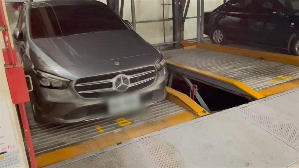 驚悚！機械車位還沒停好竟「自動下降」　車主嚇壞急求救