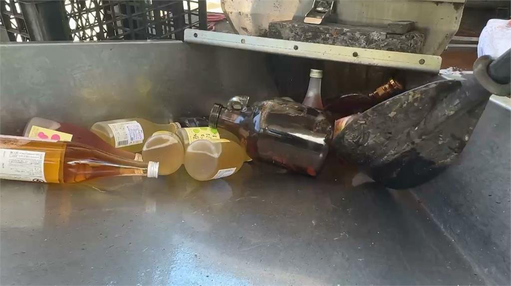 心疼！基隆市府銷毀2千多瓶查扣酒　名酒、紀念酒全倒污水處理廠