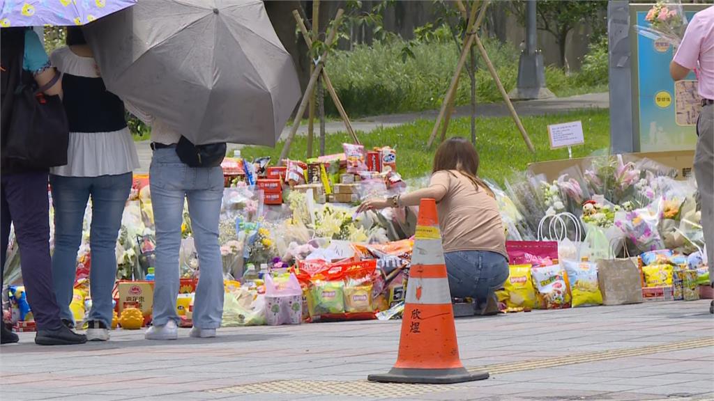 快新聞/三峽車禍釀3死!家屬悲慟回路口招魂 民眾陸續帶花束到場哀悼