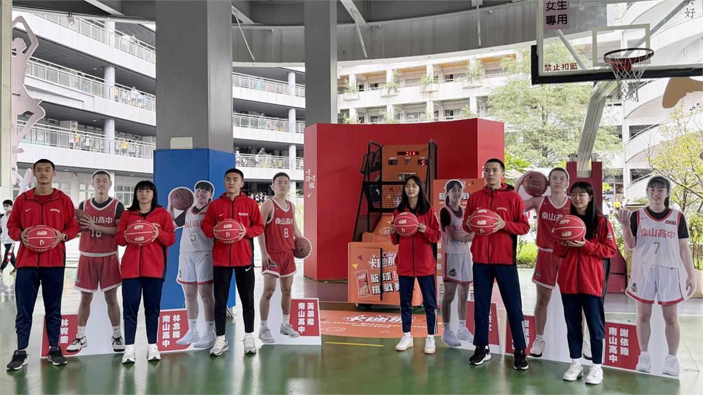 HBL/你玩投籃機強嗎?南山男籃校園掀起「籃球火」預熱11月底雄中預賽