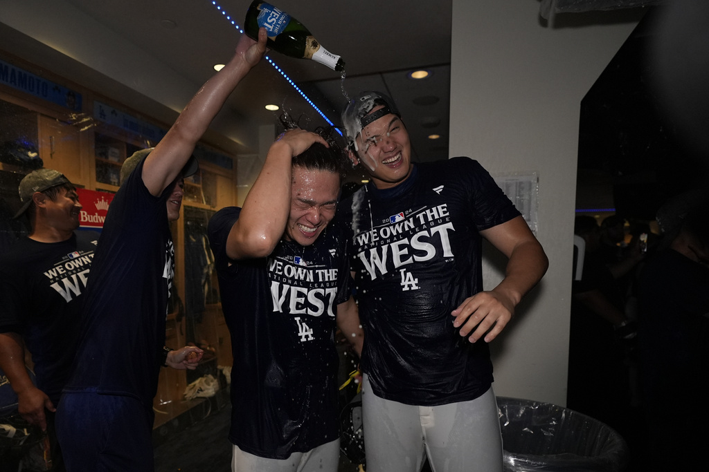 MLB(影)/大谷翔平初嚐噴香檳滋味 季後賽菜鳥沒戴護鏡眼睛怪怪的