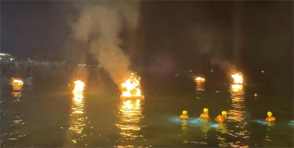 雞籠中元祭重頭戲！　放水燈遊行登場　繽紛花車吸睛