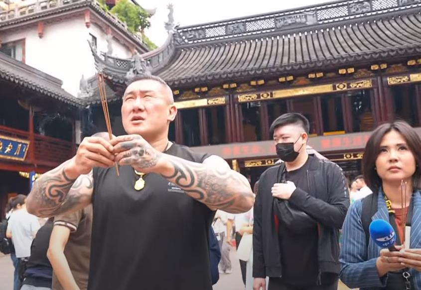 館長中國「拜城隍廟」冒出火!「下跪求1事」真心話全錄網嚇:阿北上次拜完…