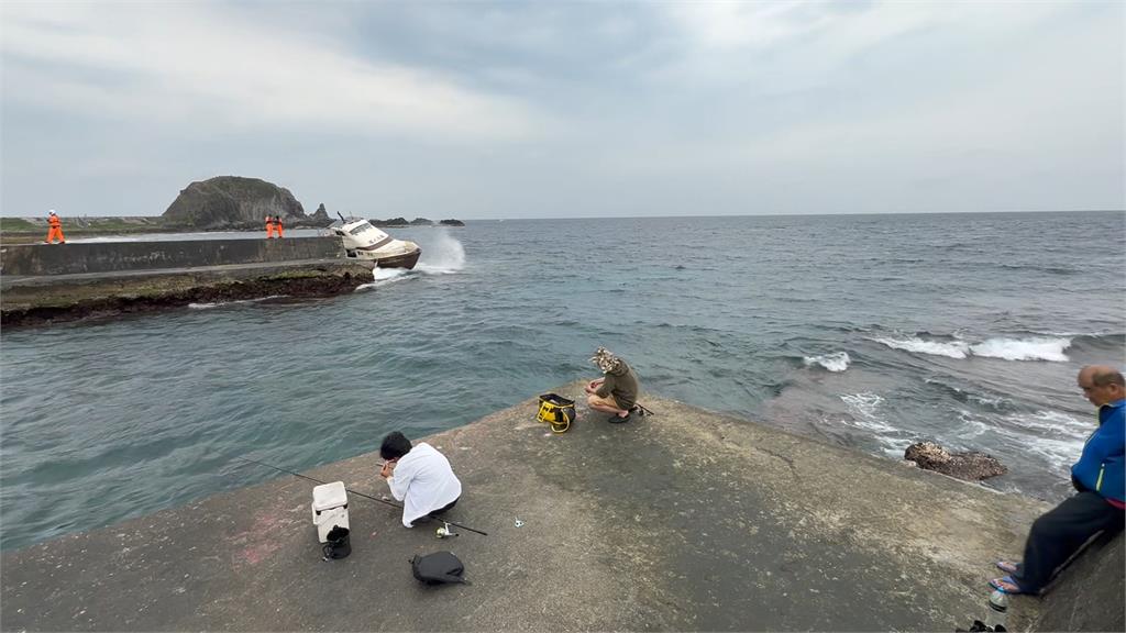 綠島潛水客船擱淺　船上20人跳船　幸全數平安上岸