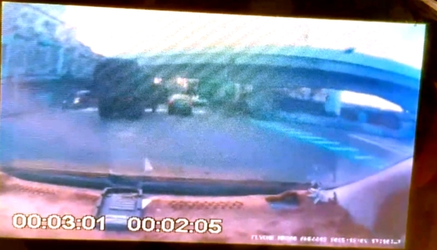 苗栗軍卡"滿載軍人" 變換車道撞轎車再波及停路邊車