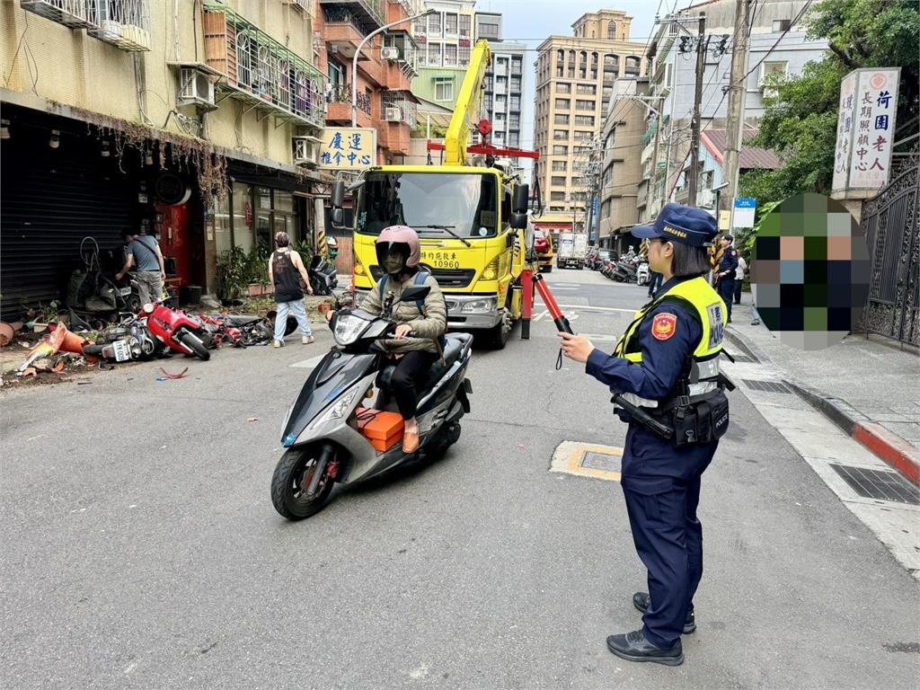 轎車突然加速連環撞 撞飛機車騎士 直接騎上車頂