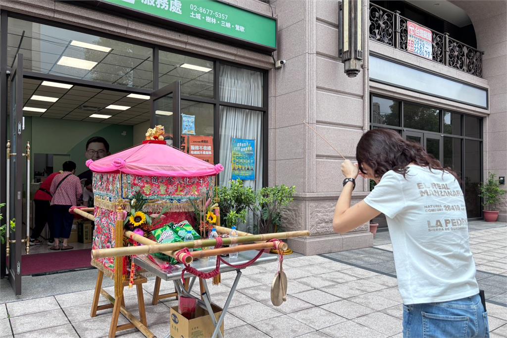 快新聞/驚喜!白沙屯媽祖分靈停駕服務處前 卓冠廷誓言:用最虔誠的心為鄉親服務