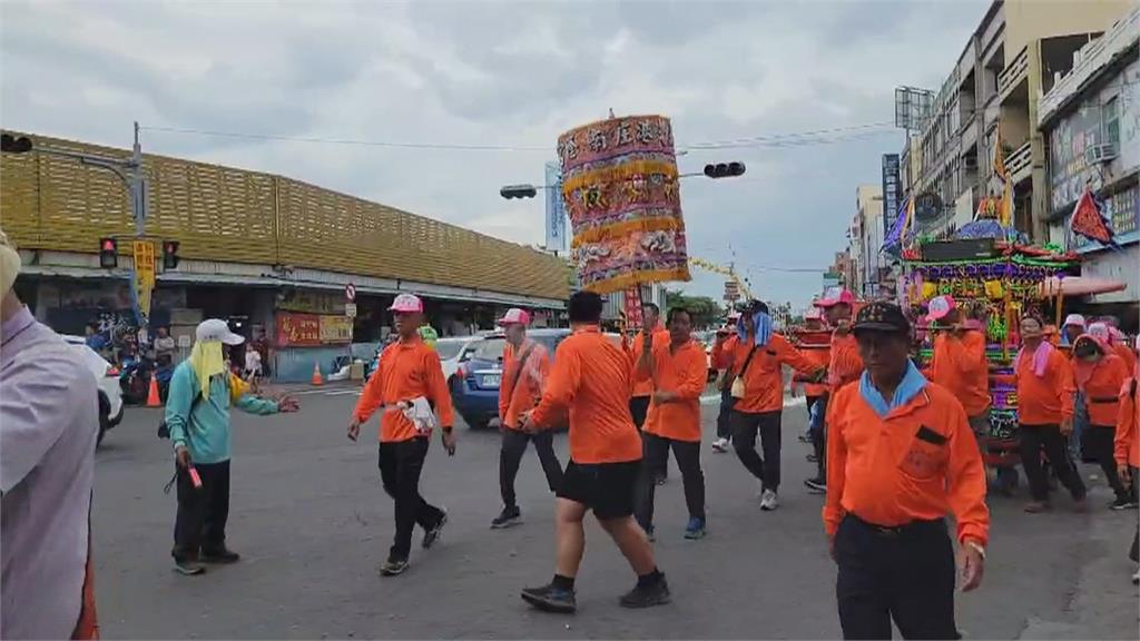 東港迎王帶動人潮！　華僑市場遊客爆滿　品嘗新鮮海味