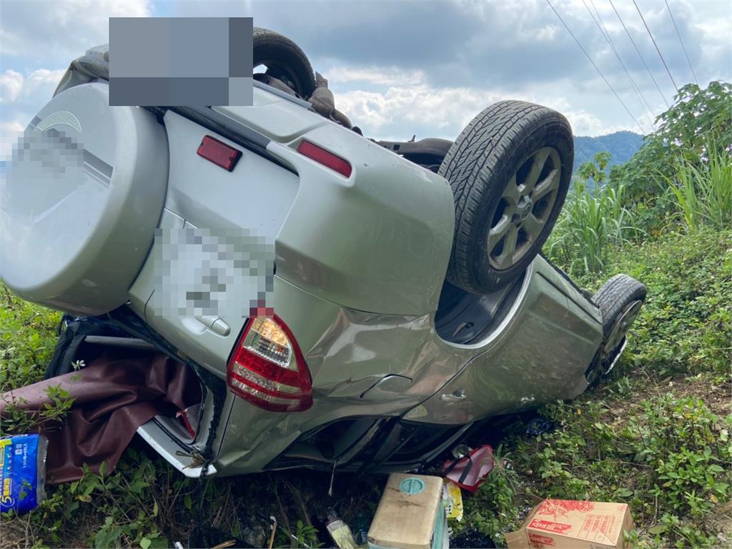 快新聞／藤枝國家森林遊休旅車墜落15米山谷2女重傷　現場畫面曝光