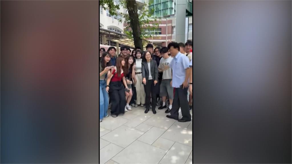 小英旋風刮進北醫大!學生嗨翻要合照 隨扈籲「別激動」