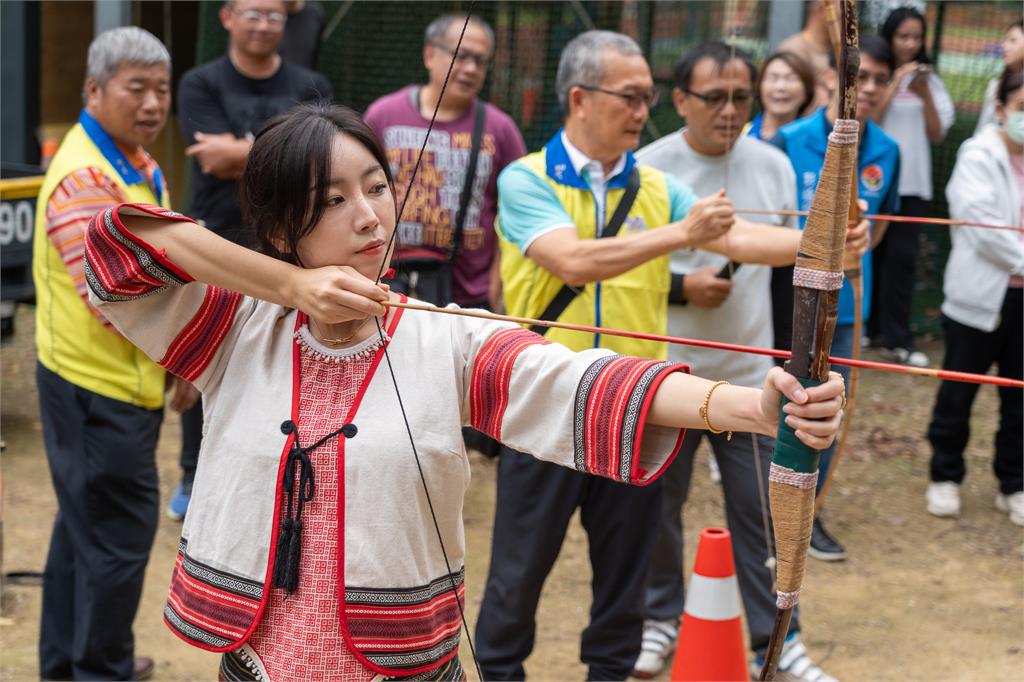 啦啦隊(圖多)／球芽攜手安芝儇走進偏鄉以「舞」會友！網大讚：人美心善仙女下凡