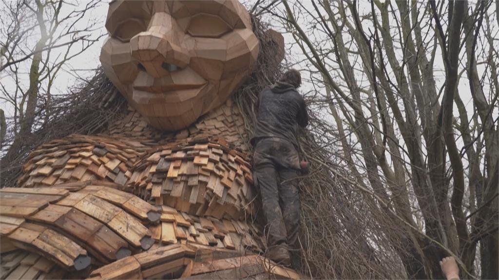 丹麥藝術家打造木雕巨人　看現實中的童話世界