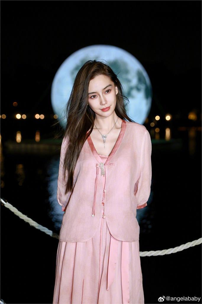 Angelababy不理黃曉明、葉珂風暴 狂曬美照發6貼文更近況!