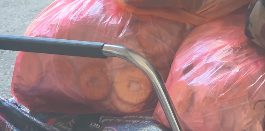 鎮瀾宮旁見"化緣土地公"? 婦人"赤腳"分裝餅遭批噁心