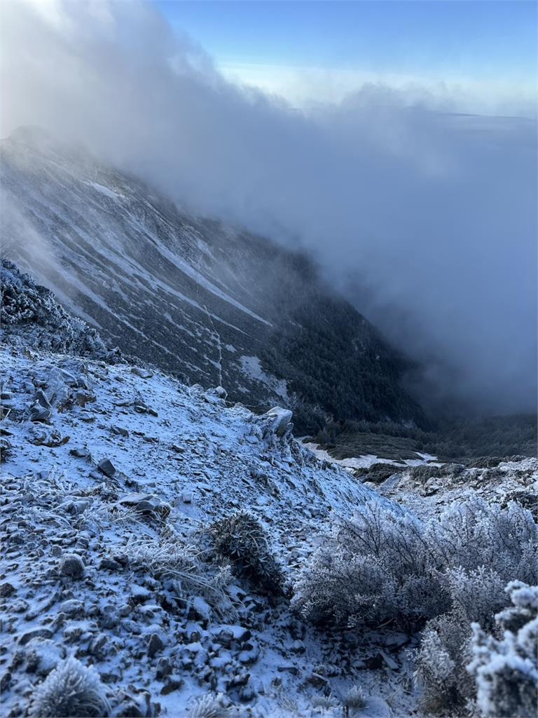 快新聞/玉山下雪了!主峰步道積雪2公分 山友登頂驚見絕美冰雪世界