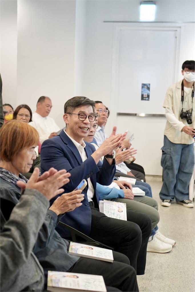 快新聞/鍾佳濱親自執筆!十年問政心得結集成書《政治可以很輕鬆》