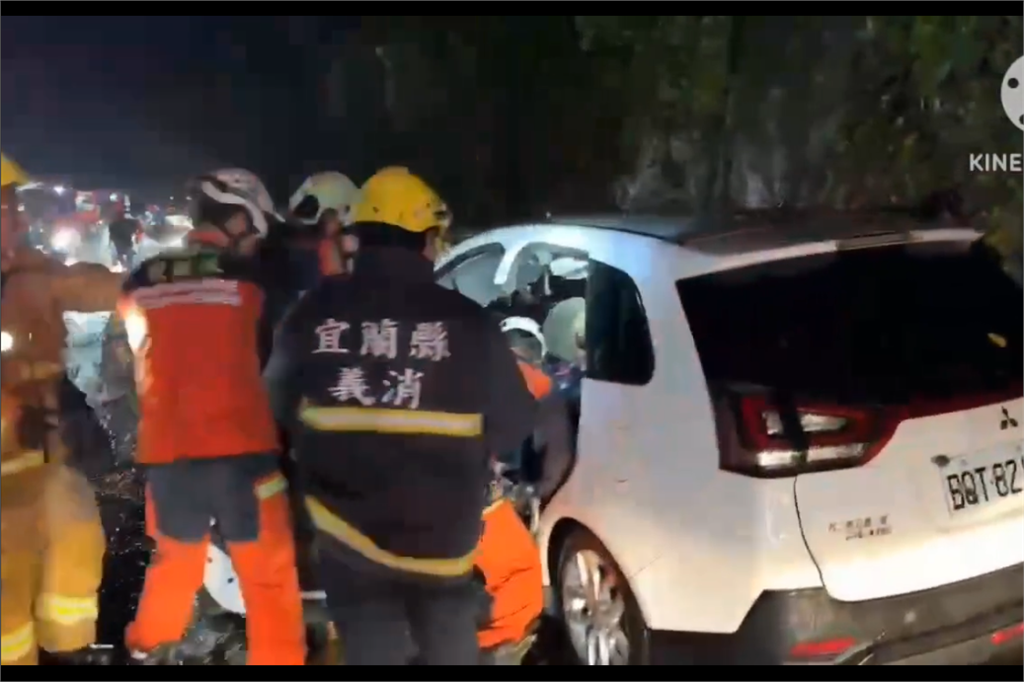 快新聞/蘇花公路「巨大落石」突砸小客車 駕駛雙腳骨折