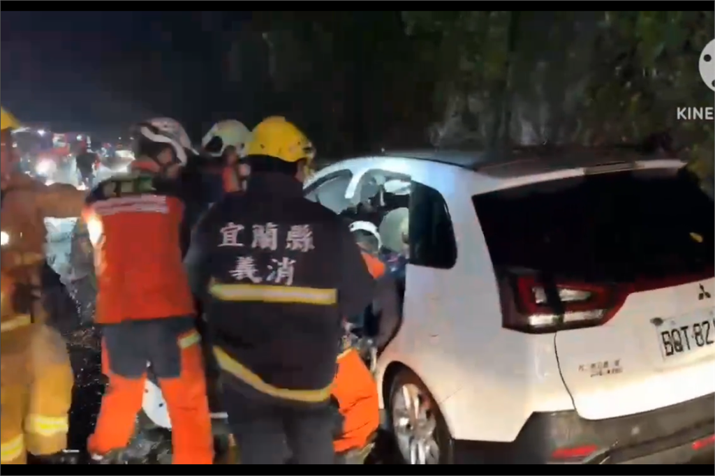 快新聞／蘇花公路「巨大落石」突砸小客車　駕駛雙腳骨折