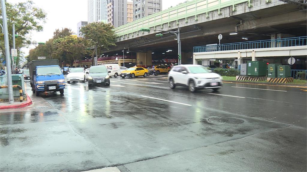 過馬路遭「2連撞」！　男遭撞倒再被後車輾過傷重不治