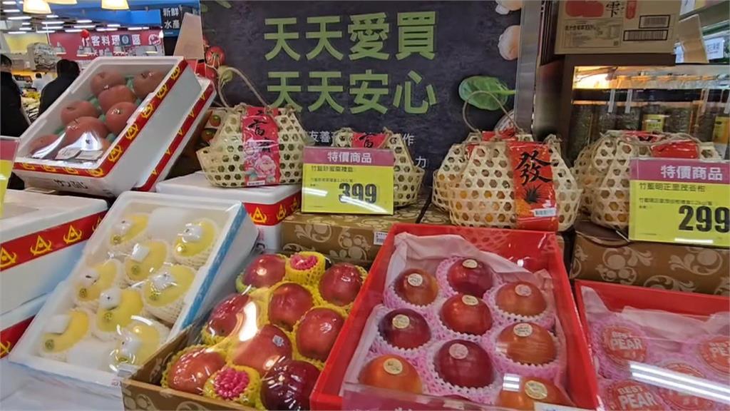 年節將近! 賣場現辦年貨人潮 零食.乾果禮盒買氣好