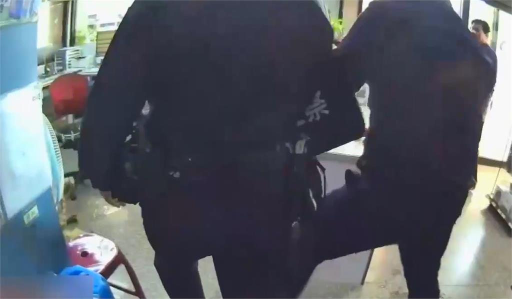 持兩把刀闖加油站商店　三峽男遭警壓制送辦