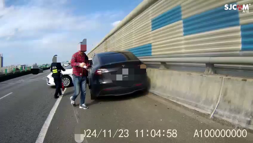 快新聞/歪樓!疑似被車禍嚇到 黑柴國2亂跑「員警追到心hen累」