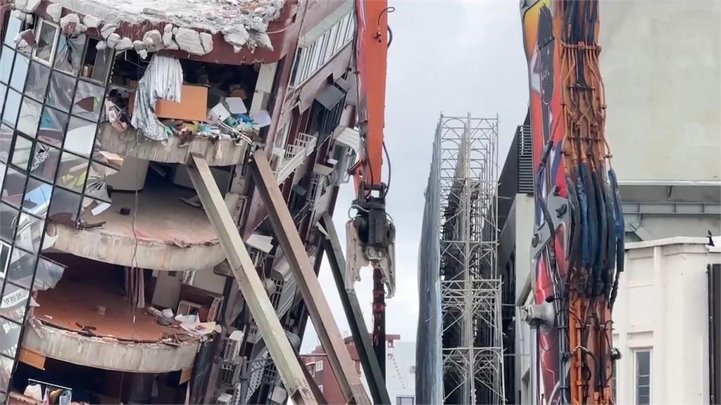 天王星大樓恢復拆除　作業不到10分鐘又遇規模5.4餘震
