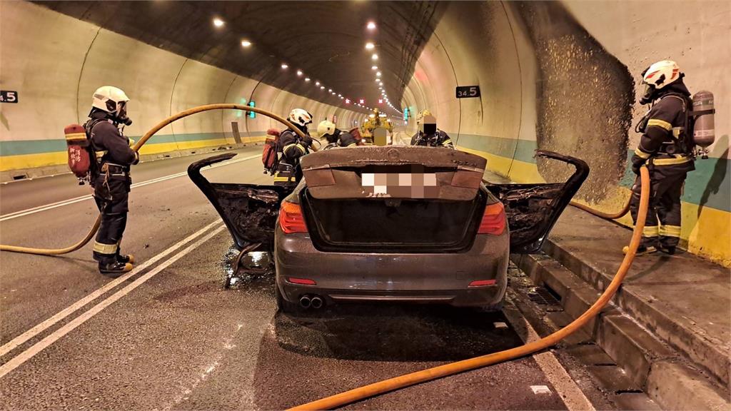 快新聞/熊熊烈火!國3中和隧道發生火燒車事故 畫面曝光