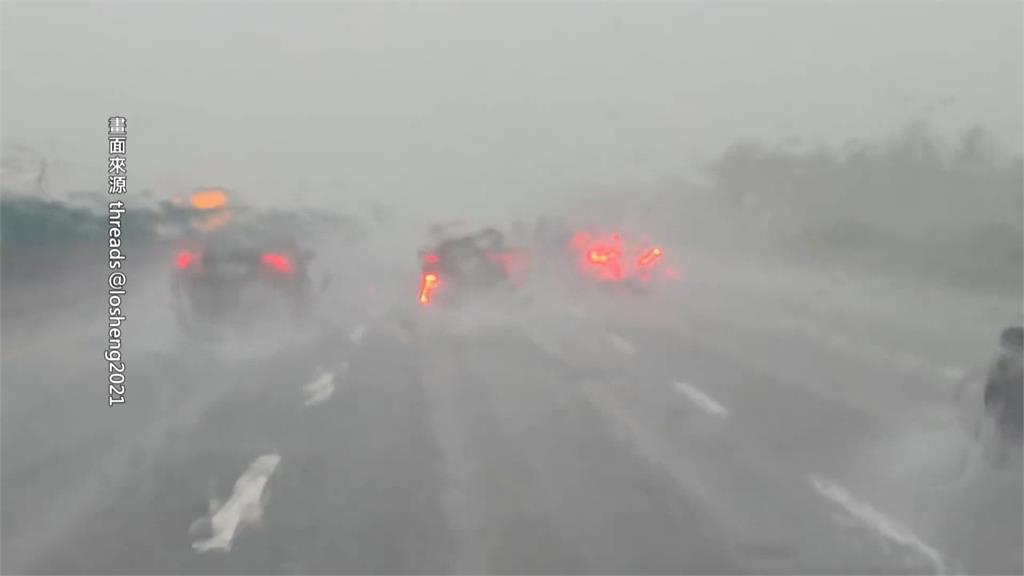 水漫鐵軌！暴雨淹台南車站軌道　永康到保安一度停駛