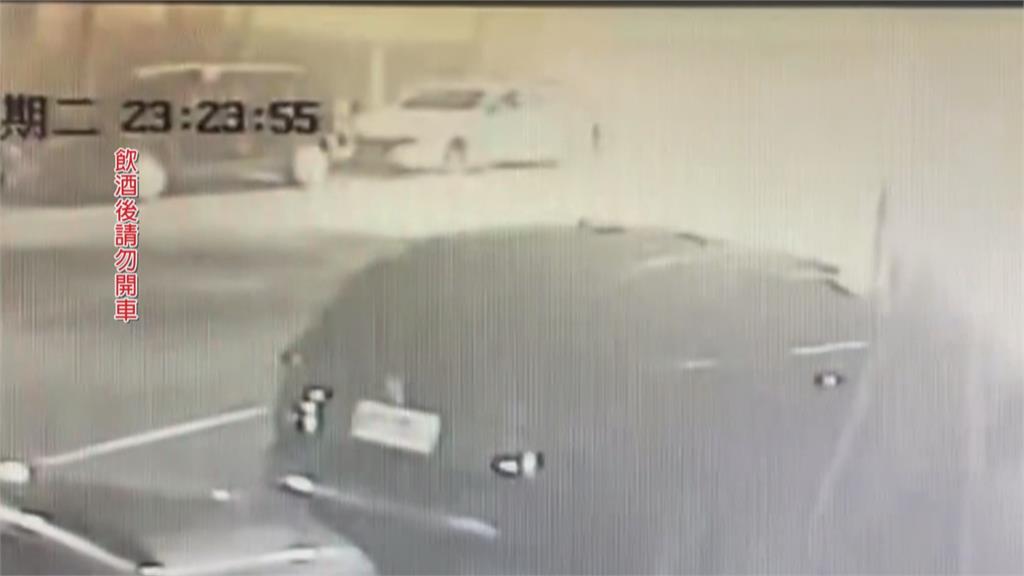 男撞路邊2轎車棄車逃逸　目擊民眾：渾身酒味疑酒駕