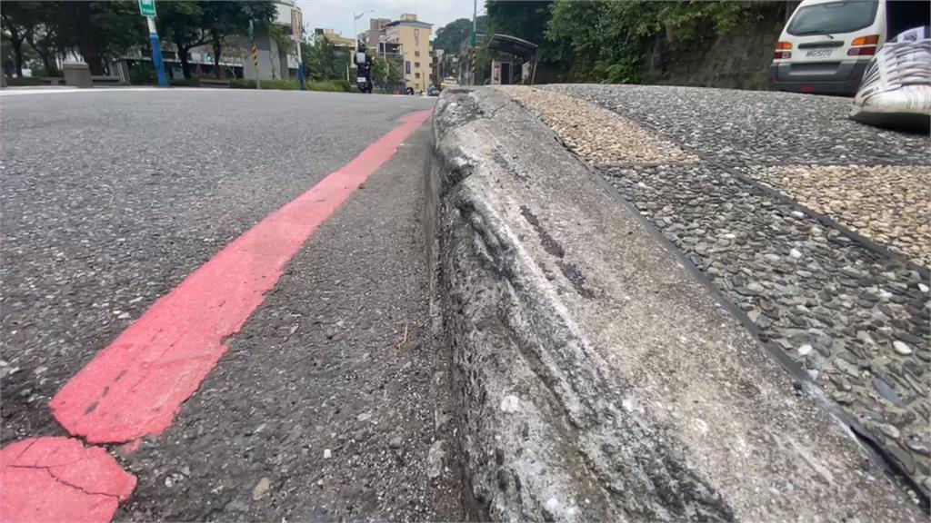 右轉遇「路面高低差」噴飛慘摔　騎士怒陳情提國賠：根本玩命