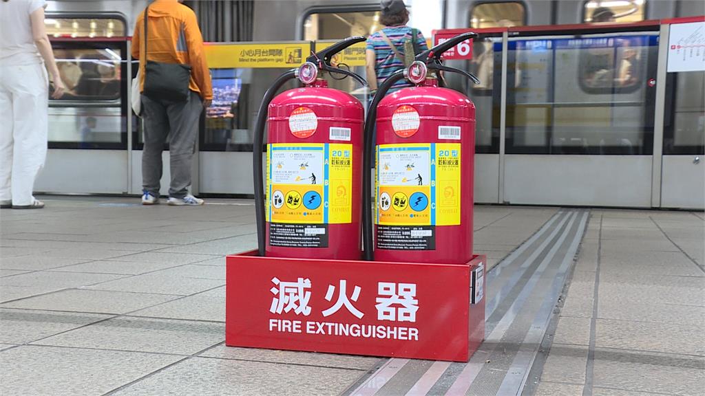 北捷紅線車廂冒濃煙「疑手機燒焦」 乘客聞刺鼻味驚慌逃竄