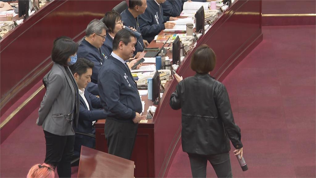 快新聞/比傅崐萁貴!送蔣萬安修容組與定型液 林延鳳:別淪為「撒幣市長」