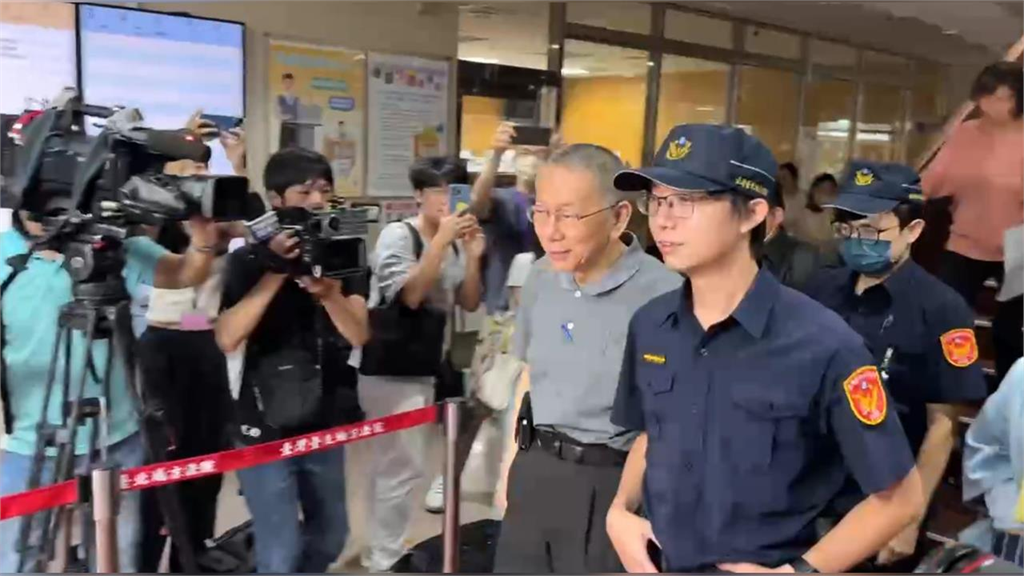 柯文哲交保後首出庭！見徐國城喊「打死不再當都委」揮手嘆「這5字」曝心聲