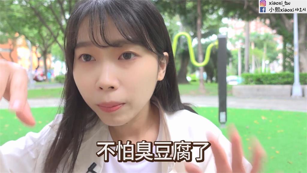 多吃幾個會愛上？韓國妞練習吃臭豆腐　「皺眉狂咳」網心疼：不要勉強