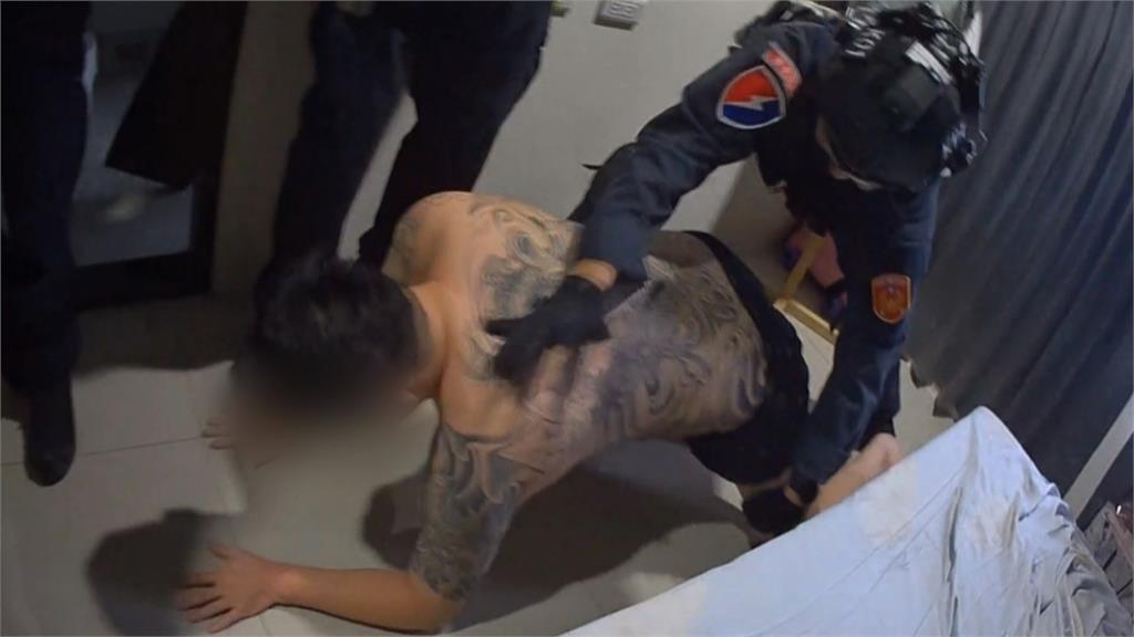 詐團拘禁街友開人頭帳戶 警方攻破水房.逮17人