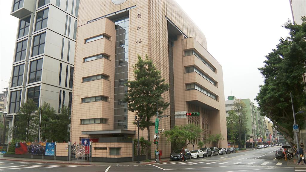 小黨集結婦聯會貼「不義黨產」封條　批藍營修黨產條例開民主倒車