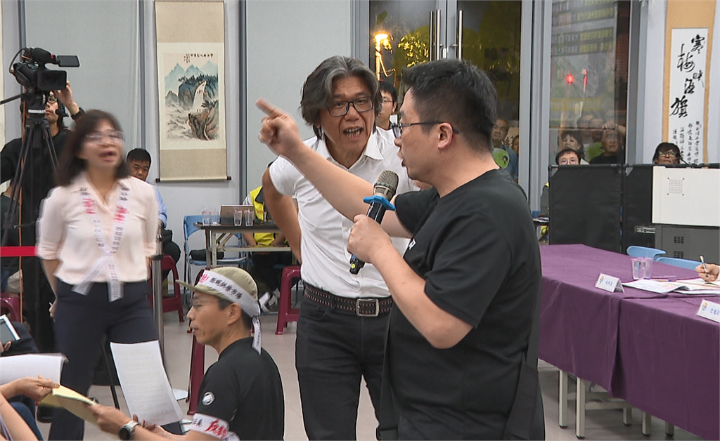 快新聞／不高興就動手？三重果菜市場搬遷說明會爆衝突　藍議員竟對民眾動粗