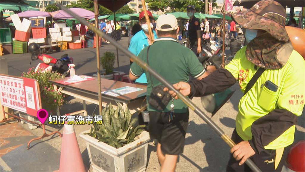 人潮湧觀光漁市 民眾排隊入場成大型群聚