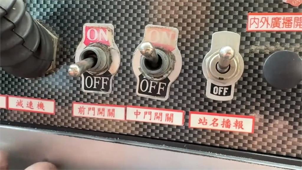 太可怕了!學校專車車門開一半 車上學生擔心摔出