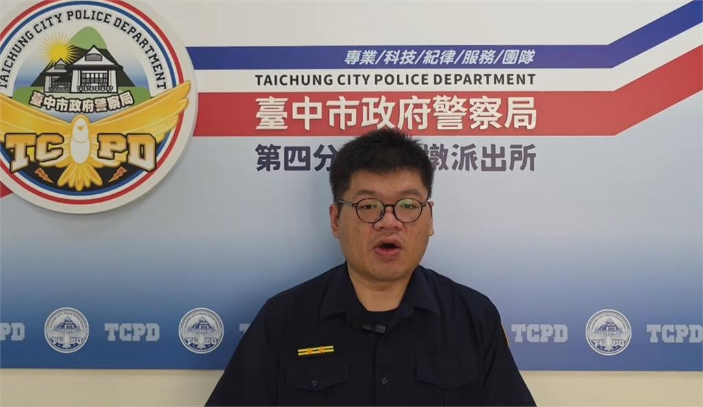 誤會？！台中男疑持刀過馬路　機車騎士全程直擊