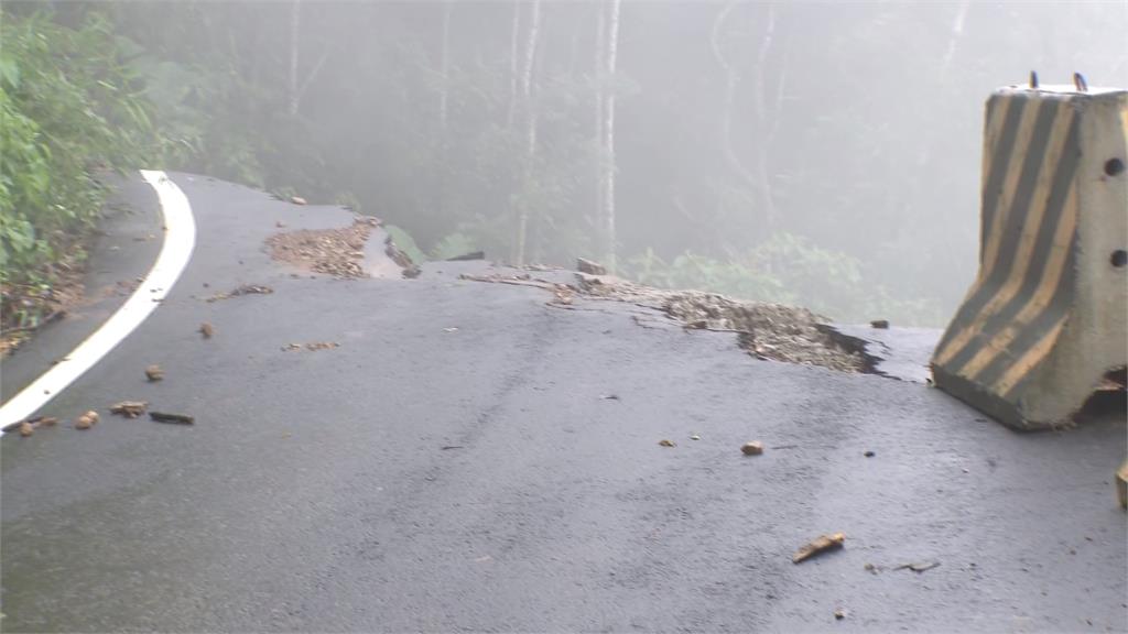 嘉義山區大雨滂沱災情多 翁章梁勘災124縣道遇道路坍方